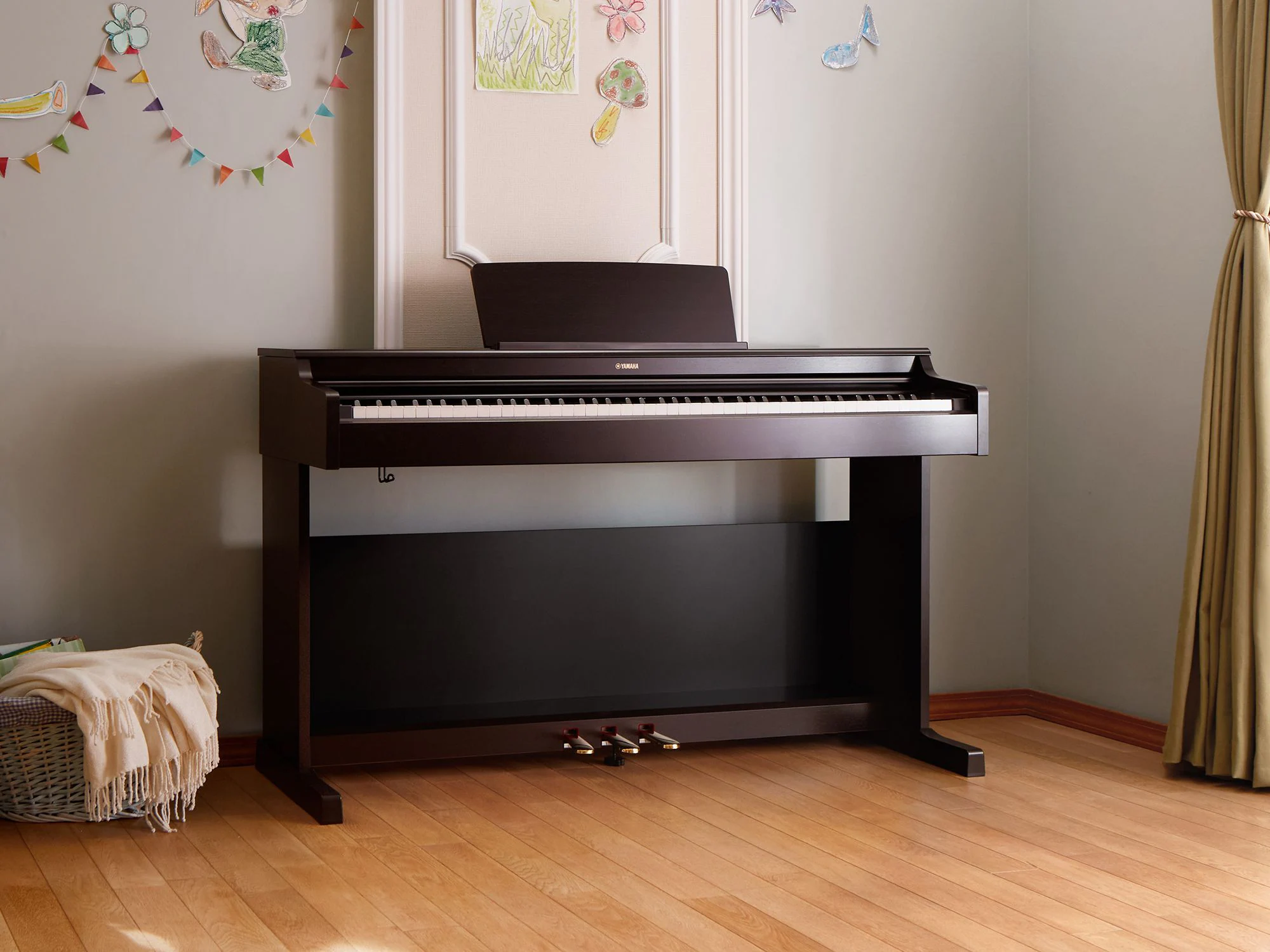 مقایسه پیانو دیجیتال Roland RP107 با Yamaha YDP-145 | کدام یک انتخاب بهتری است؟
